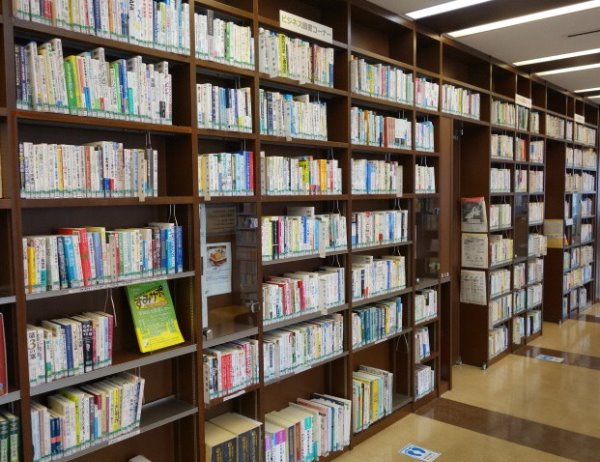 ひきふね図書館3階北側のビジネス図書コーナー